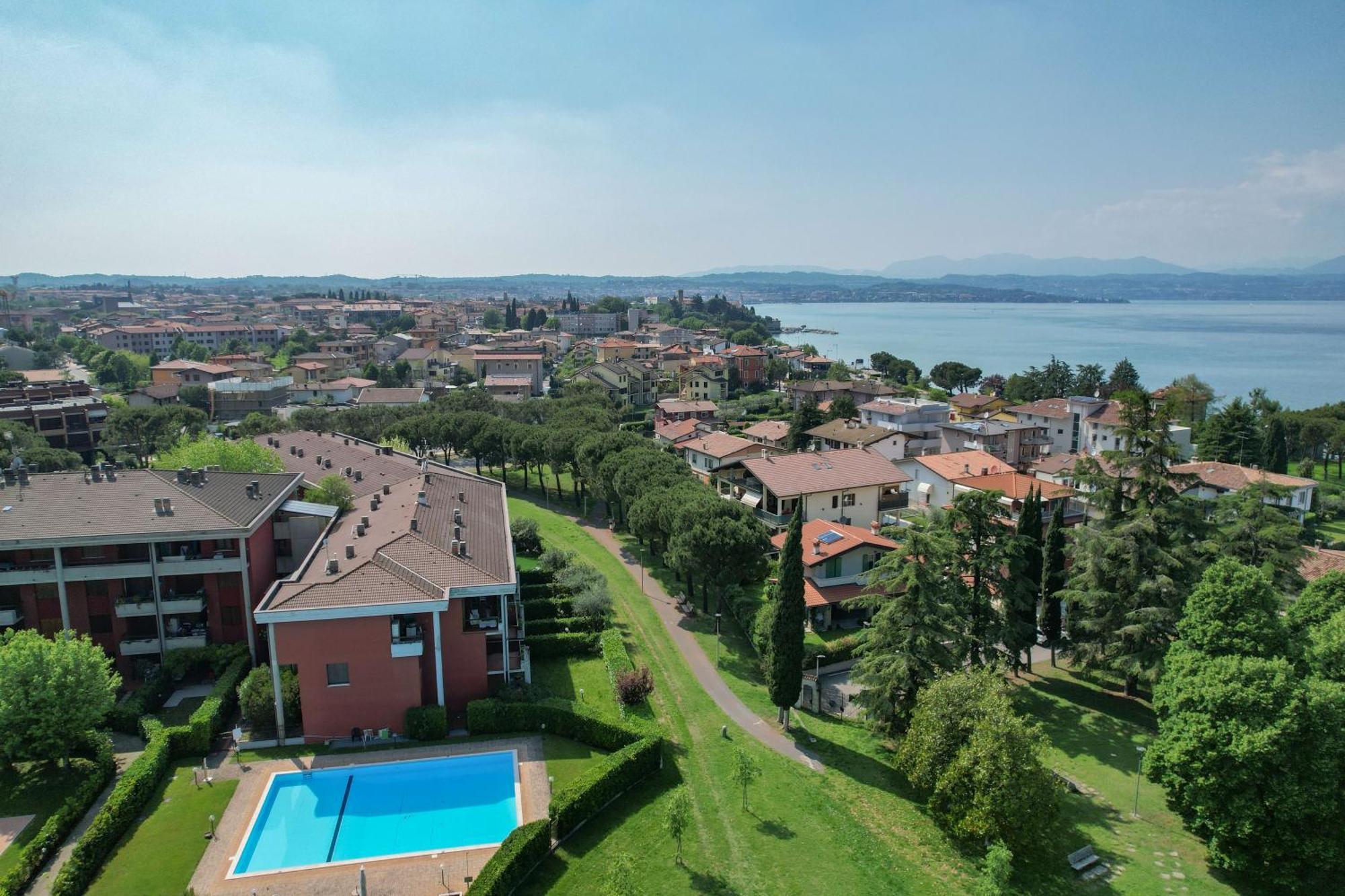Breeze Apartment Дезенцано-дель-Гарда Экстерьер фото